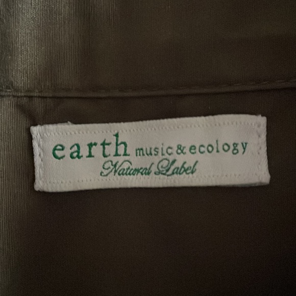 5 for $25 Earth music and ecology kaki shirt - Picture 8 of 8